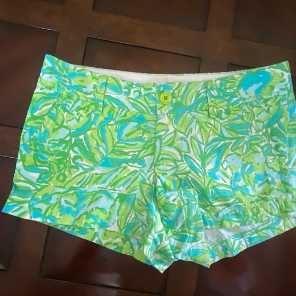 2 Lilly Pulitzer Walsh Shorts. Size 4 - Picture 7 of 9